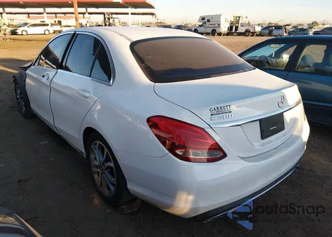 2017 Mercedes-Benz C 300 z USA, uszkodzony, nr VIN 55SWF4JB7HU230775